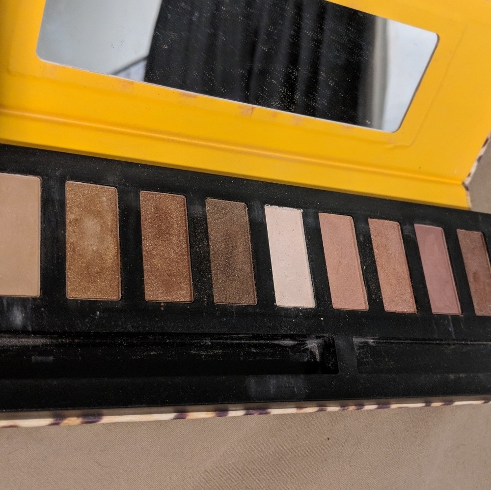 Eye shadow pallette